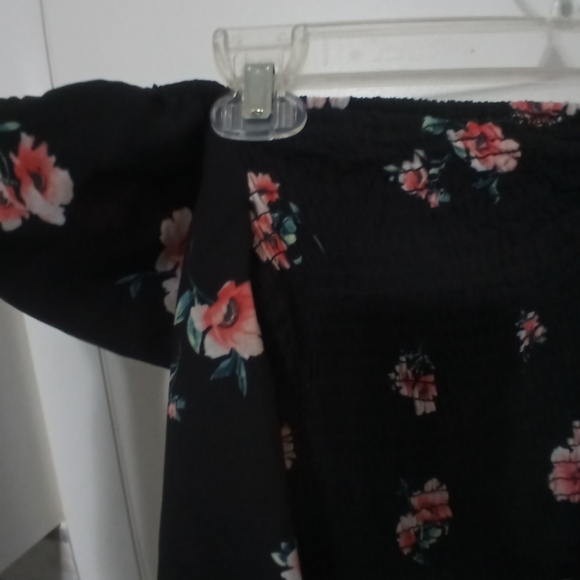 Forever 21 Y2K long sleeve Floral Cold Shoulder Crop Top - Picture 8 of 12